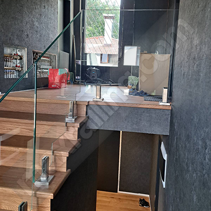 Стъклен парапет с ниски колонки